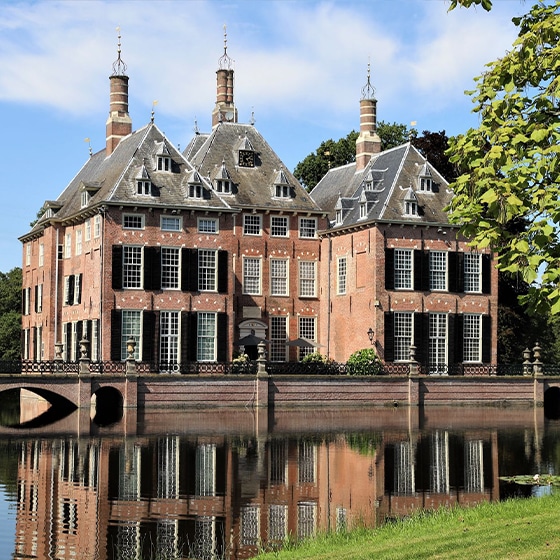 Monumentaal pand in een park