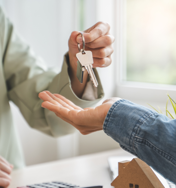 Aankoopmakelaar Voorschoten overhandigt de sleutel van de nieuwe woning aan de koper