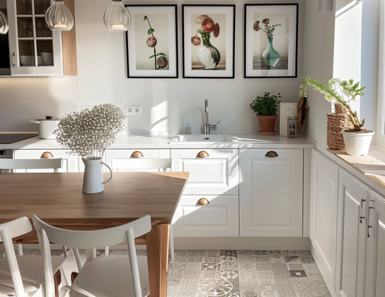 Lichte keuken met houten eettafel in een verzorgde huurwoning in Voorschoten
