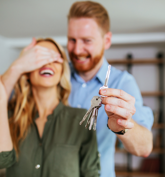 Man verrast zijn vrouw met de sleutels van hun nieuwe huurwoning via verhuurmakelaar Voorschoten.